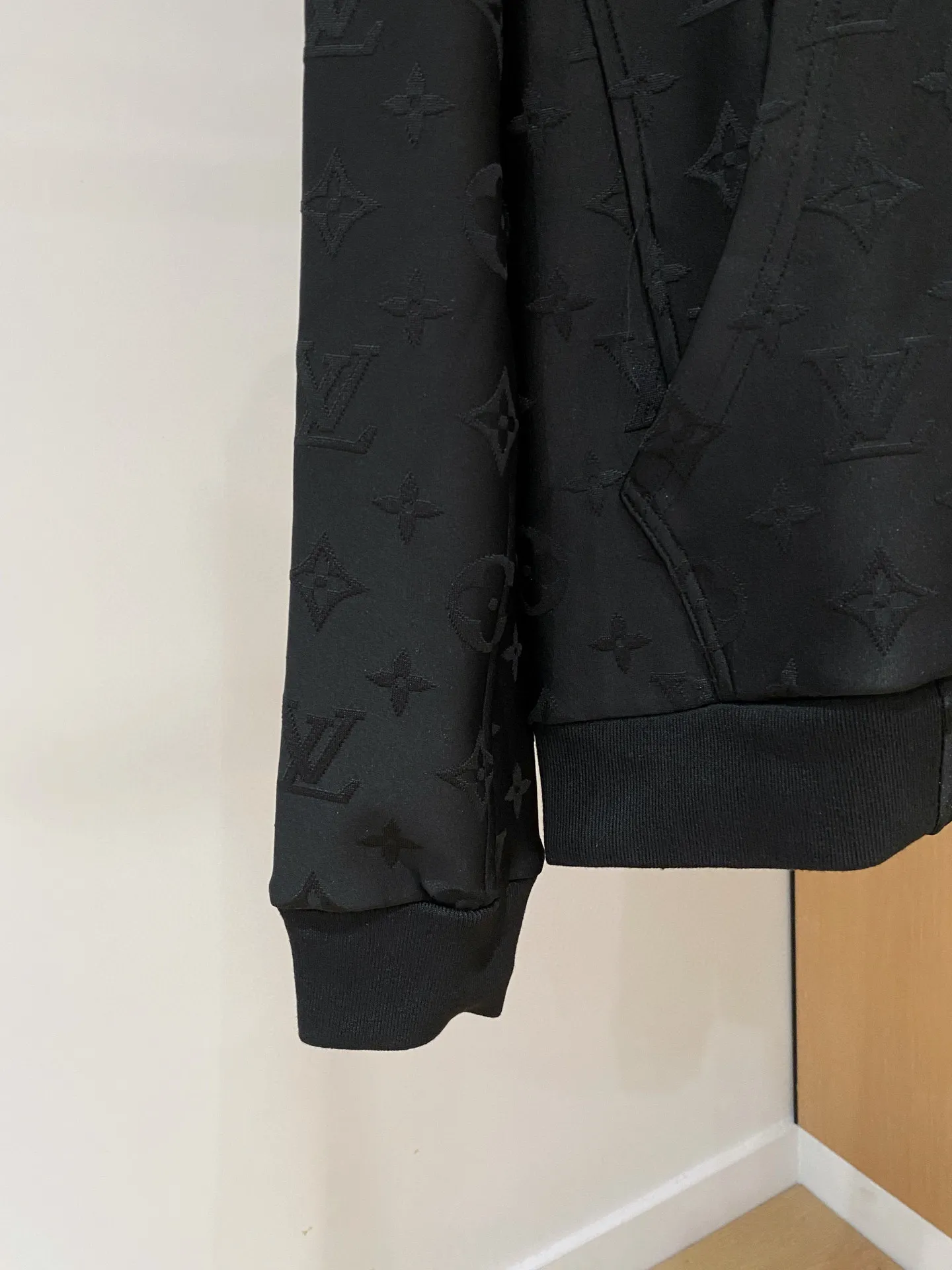 🅿️720 [LV Louis Vuitton] hot-selling suit is coming. Focus on the original version of the official website. 2025 new hot-selling cardigan and sweatshirt suit. The original order is the best. 🇭🇰The meticulous work of top designers. It has a fitting and perfect upper body effect. All-natural high-quality Tencel Roman cotton 100%, close-fitting comfort, noble and elegant! Original hardware embodies elegance and nobility! Counter size: M-3XL (maximum wear up to 190 pounds)